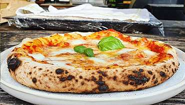 Napolitansk pizza på grillen