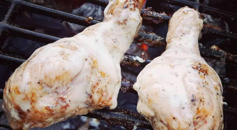 Vit BBQ sås på kycklingklubbor