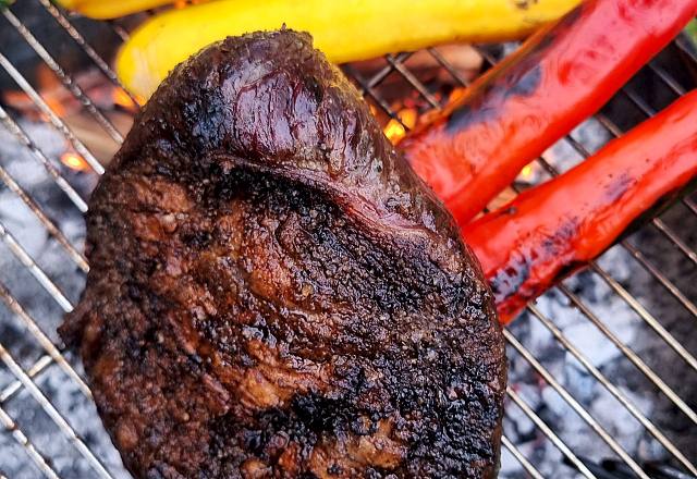 Grillad picanha över öppen eld