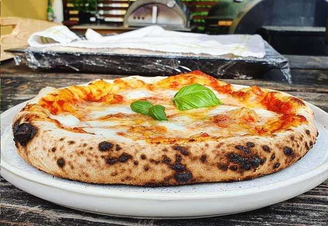 Napolitansk pizza på grillen