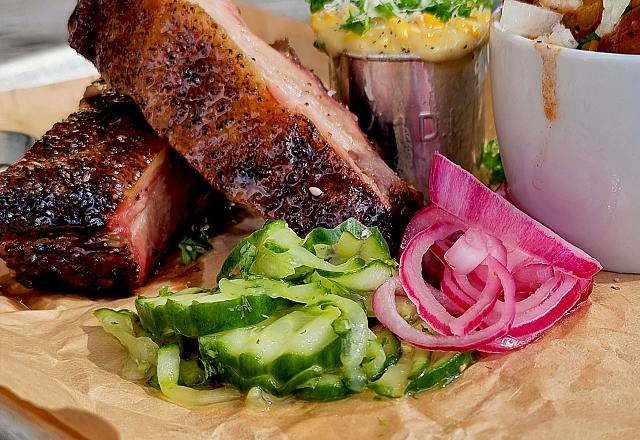 Pressgurka med bbq ribs